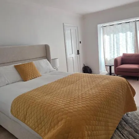 Large Bedroom Séjour chez l'habitant