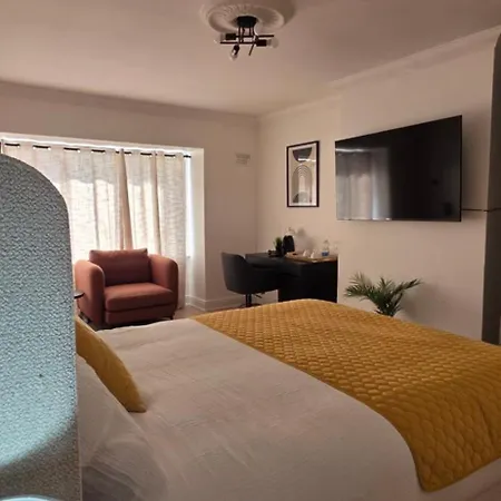 Large Bedroom *